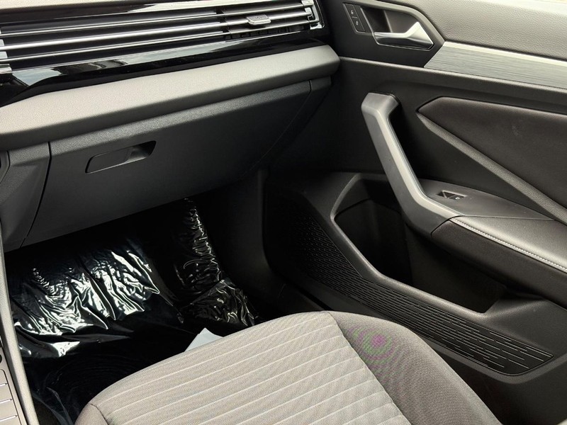 Volkswagen Jetta Vehicle Full-screen Gallery Image 10