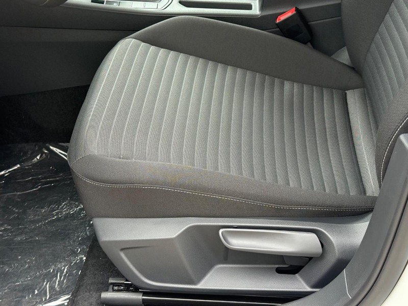 Volkswagen Jetta Vehicle Full-screen Gallery Image 15