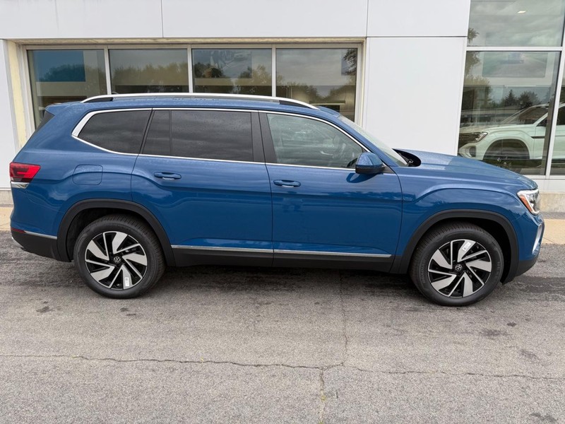 Volkswagen Atlas Vehicle Full-screen Gallery Image 2
