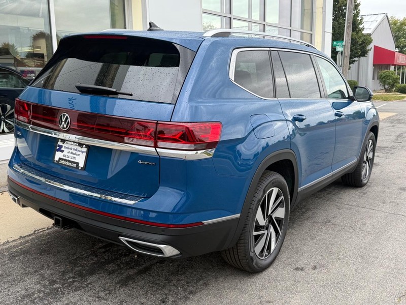 Volkswagen Atlas Vehicle Full-screen Gallery Image 3