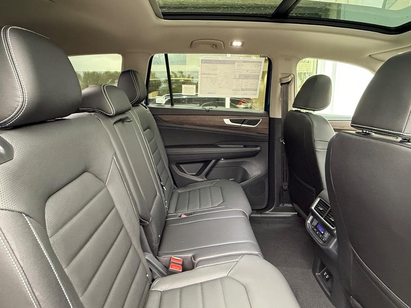 Volkswagen Atlas Vehicle Full-screen Gallery Image 7