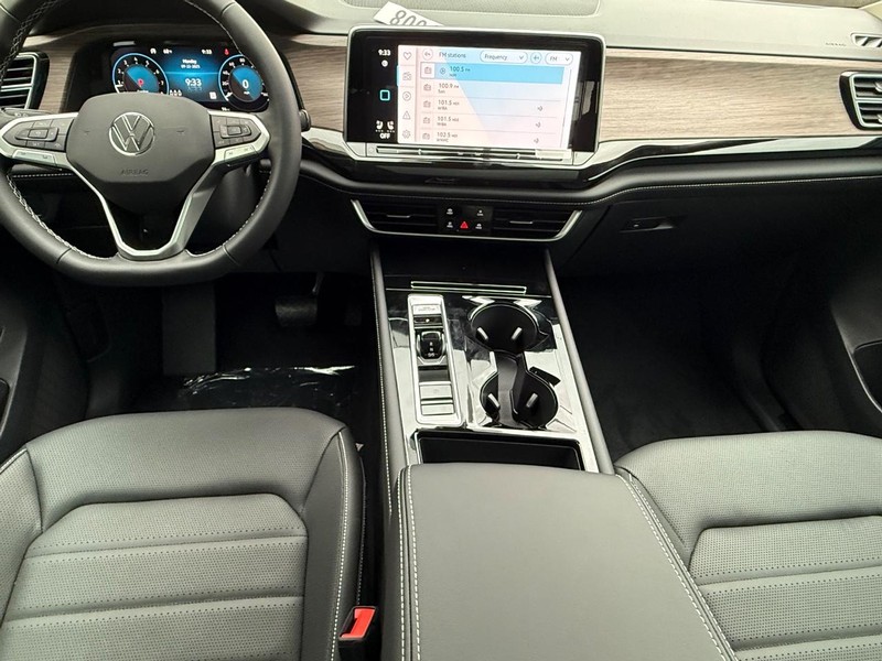 Volkswagen Atlas Vehicle Full-screen Gallery Image 8