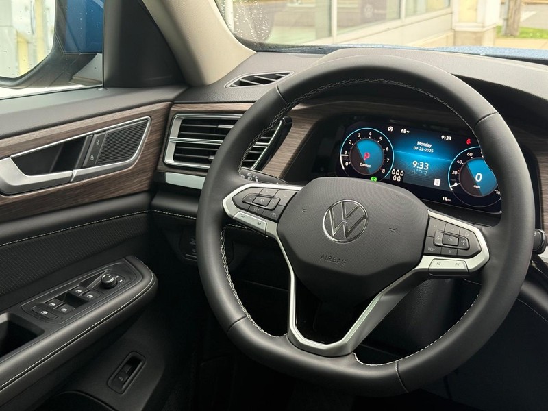 Volkswagen Atlas Vehicle Full-screen Gallery Image 11