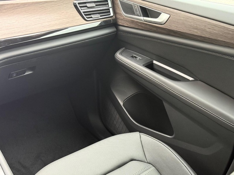 Volkswagen Atlas Vehicle Full-screen Gallery Image 12