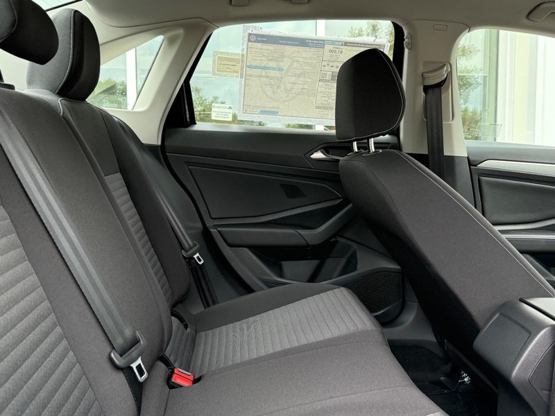 Volkswagen Jetta Vehicle Full-screen Gallery Image 4