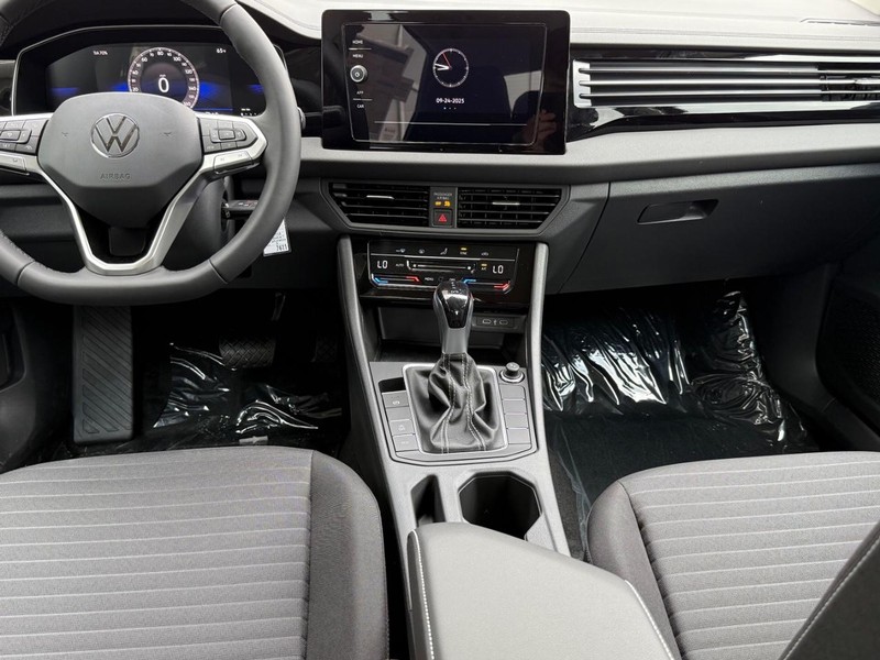 Volkswagen Jetta Vehicle Full-screen Gallery Image 5