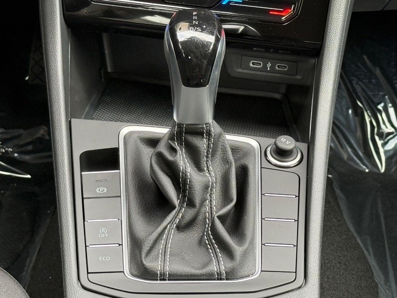 Volkswagen Jetta Vehicle Full-screen Gallery Image 7