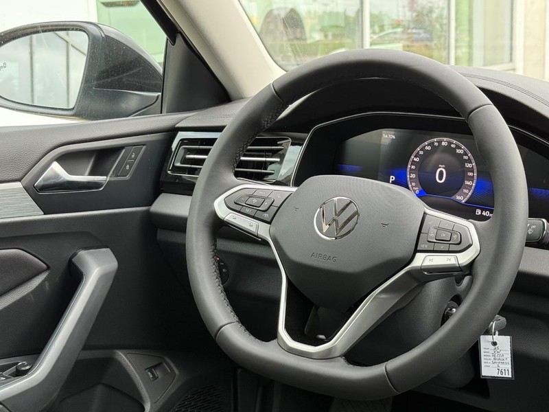 Volkswagen Jetta Vehicle Full-screen Gallery Image 8