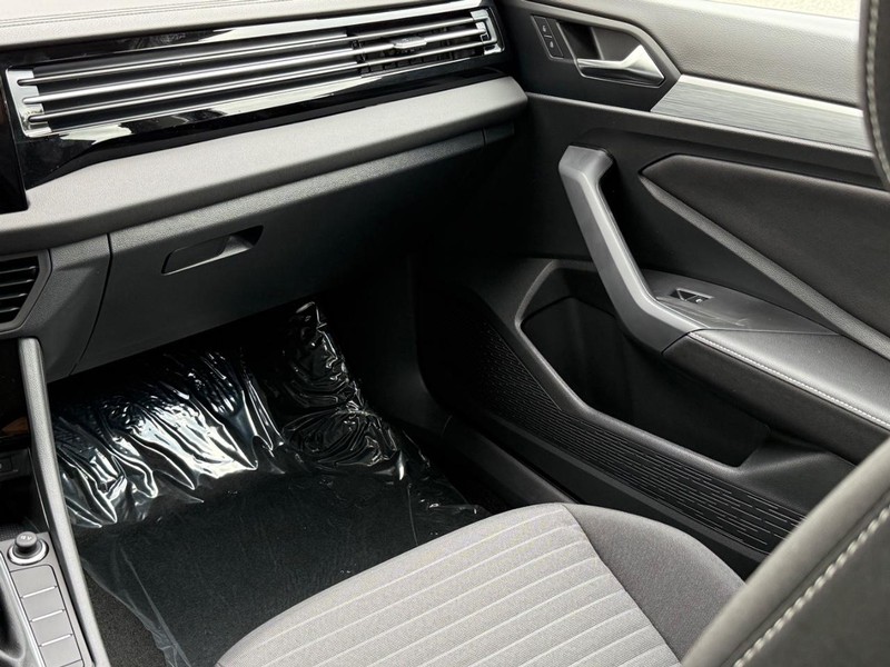 Volkswagen Jetta Vehicle Full-screen Gallery Image 9