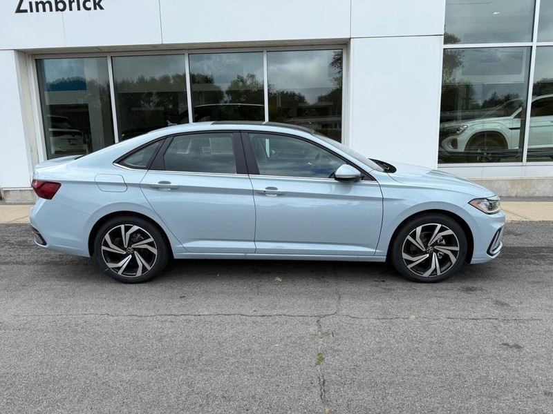 Volkswagen Jetta Vehicle Full-screen Gallery Image 2