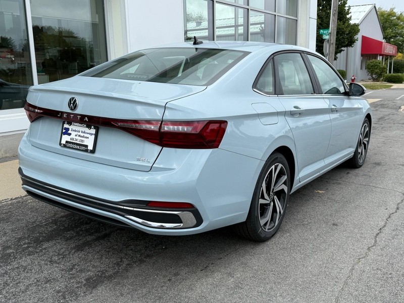 Volkswagen Jetta Vehicle Full-screen Gallery Image 3