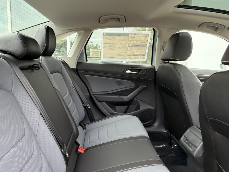 Volkswagen Jetta Vehicle Full-screen Gallery Image 5