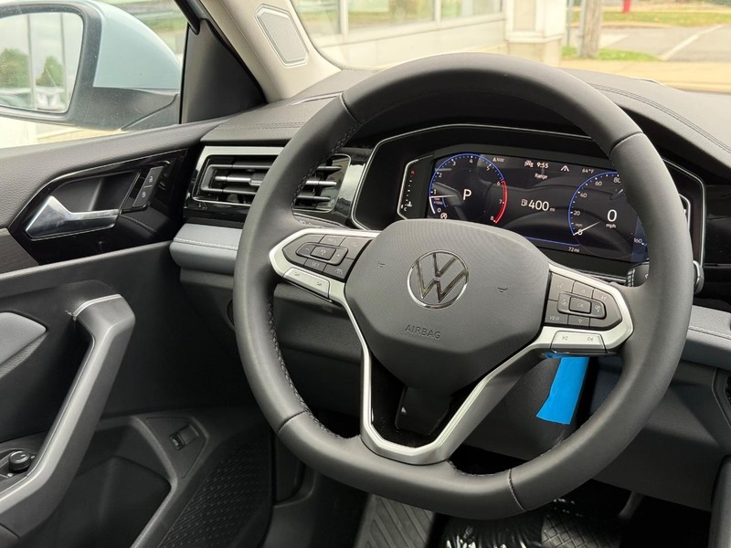 Volkswagen Jetta Vehicle Full-screen Gallery Image 9
