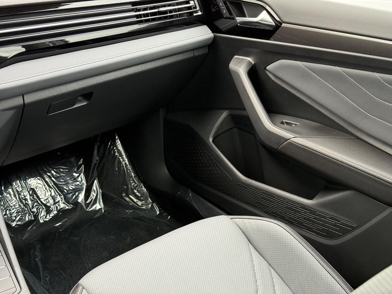 Volkswagen Jetta Vehicle Full-screen Gallery Image 10