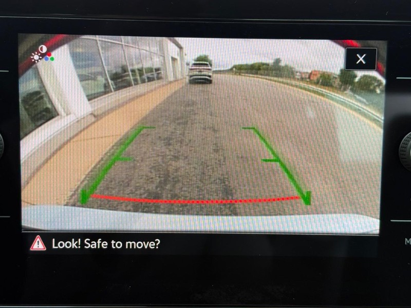 Volkswagen Jetta Vehicle Full-screen Gallery Image 13