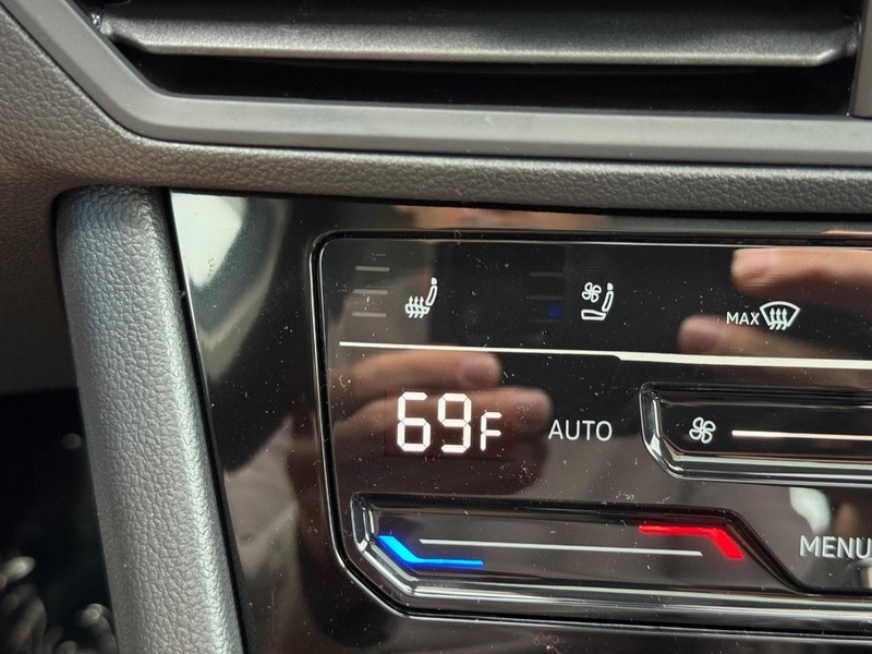 Volkswagen Jetta Vehicle Full-screen Gallery Image 14