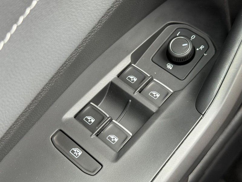 Volkswagen Jetta Vehicle Full-screen Gallery Image 15