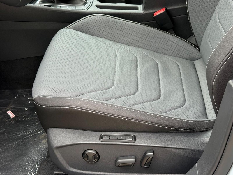 Volkswagen Jetta Vehicle Full-screen Gallery Image 16