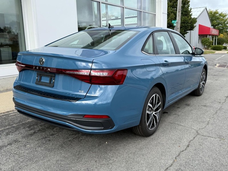 Volkswagen Jetta Vehicle Full-screen Gallery Image 3