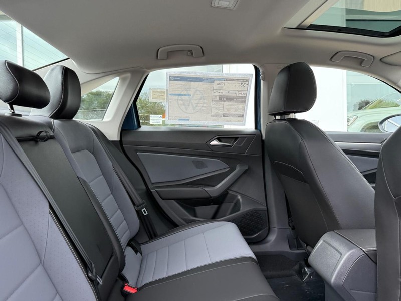 Volkswagen Jetta Vehicle Full-screen Gallery Image 4