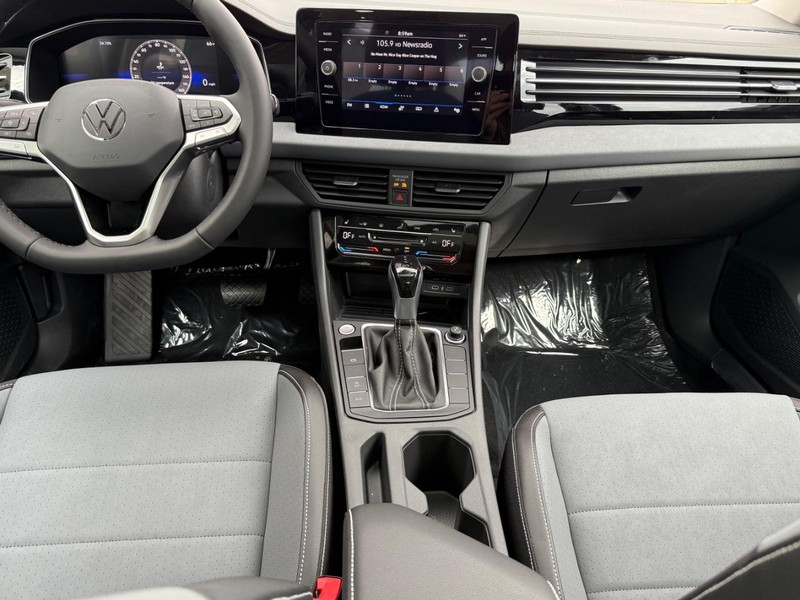 Volkswagen Jetta Vehicle Full-screen Gallery Image 5