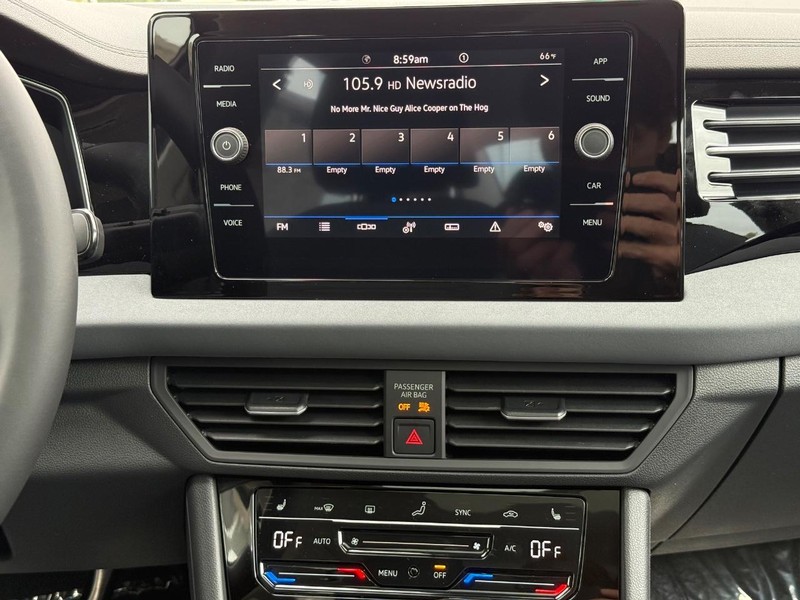 Volkswagen Jetta Vehicle Full-screen Gallery Image 6