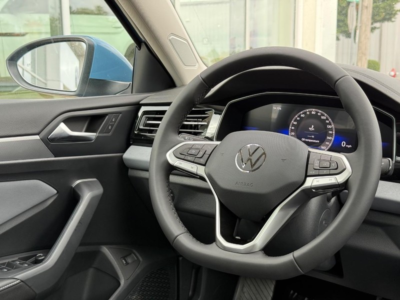 Volkswagen Jetta Vehicle Full-screen Gallery Image 8