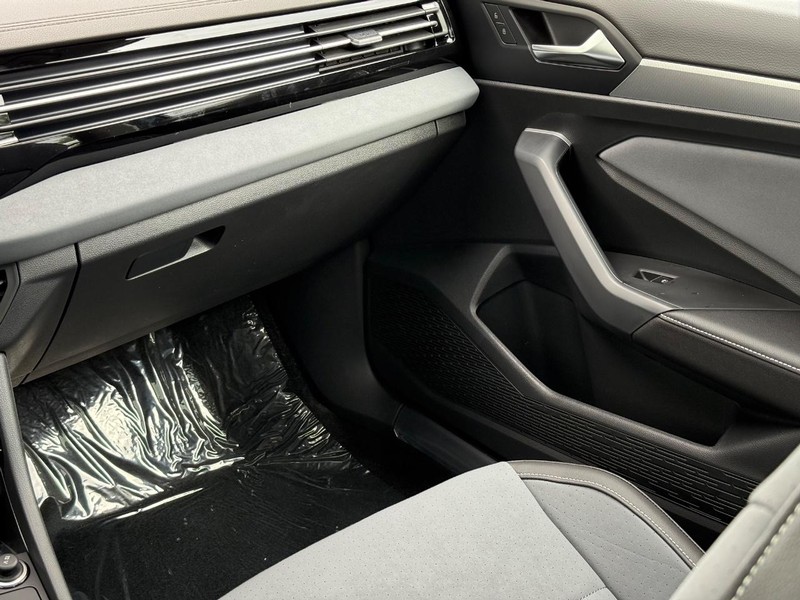 Volkswagen Jetta Vehicle Full-screen Gallery Image 9