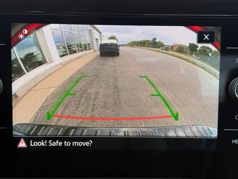 Volkswagen Jetta Vehicle Full-screen Gallery Image 12