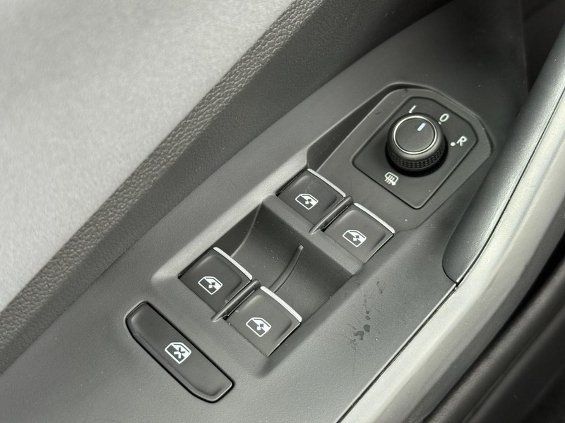 Volkswagen Jetta Vehicle Full-screen Gallery Image 14