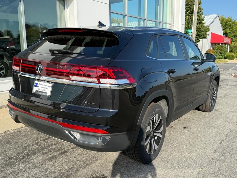 Volkswagen Atlas Cross Sport Vehicle Full-screen Gallery Image 3