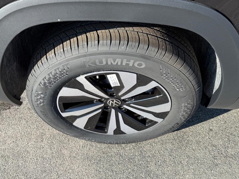 Volkswagen Atlas Cross Sport Vehicle Full-screen Gallery Image 4