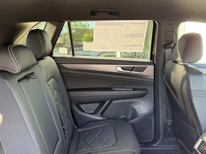 Volkswagen Atlas Cross Sport Vehicle Full-screen Gallery Image 5