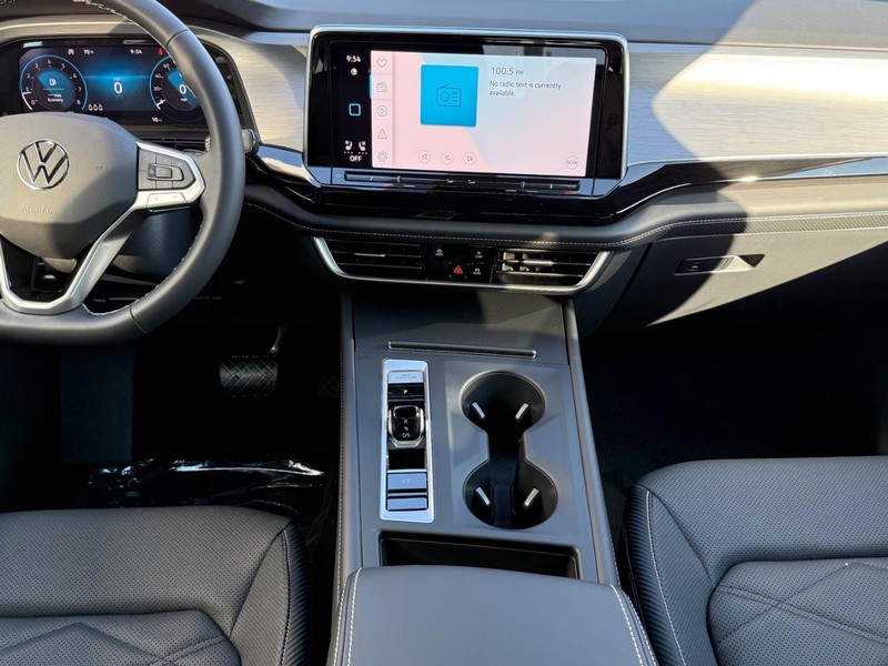 Volkswagen Atlas Cross Sport Vehicle Full-screen Gallery Image 6