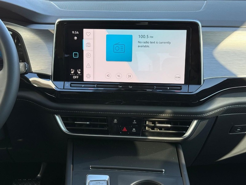 Volkswagen Atlas Cross Sport Vehicle Full-screen Gallery Image 7