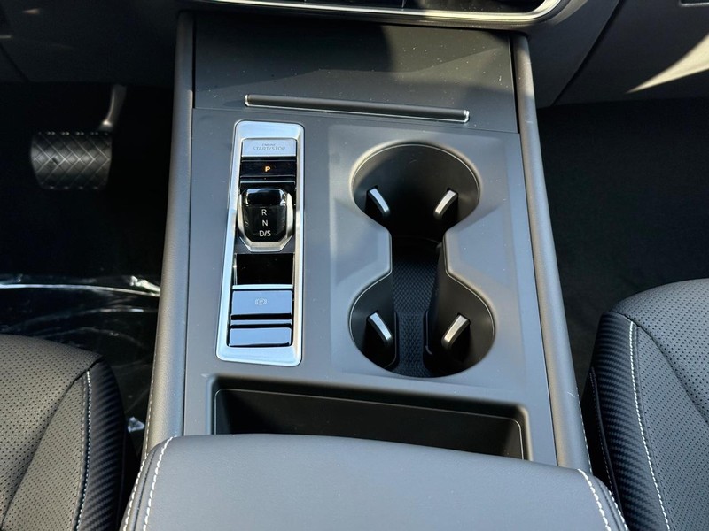 Volkswagen Atlas Cross Sport Vehicle Full-screen Gallery Image 8