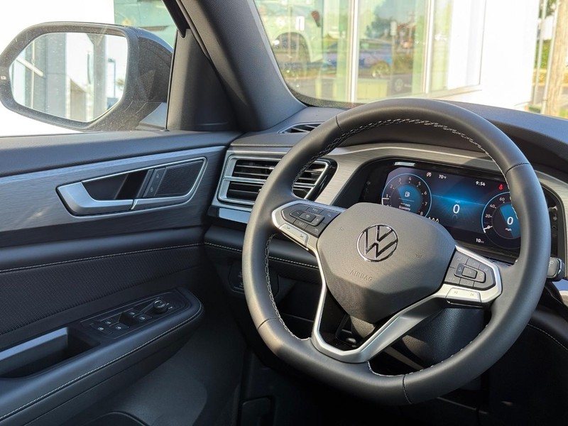 Volkswagen Atlas Cross Sport Vehicle Full-screen Gallery Image 9