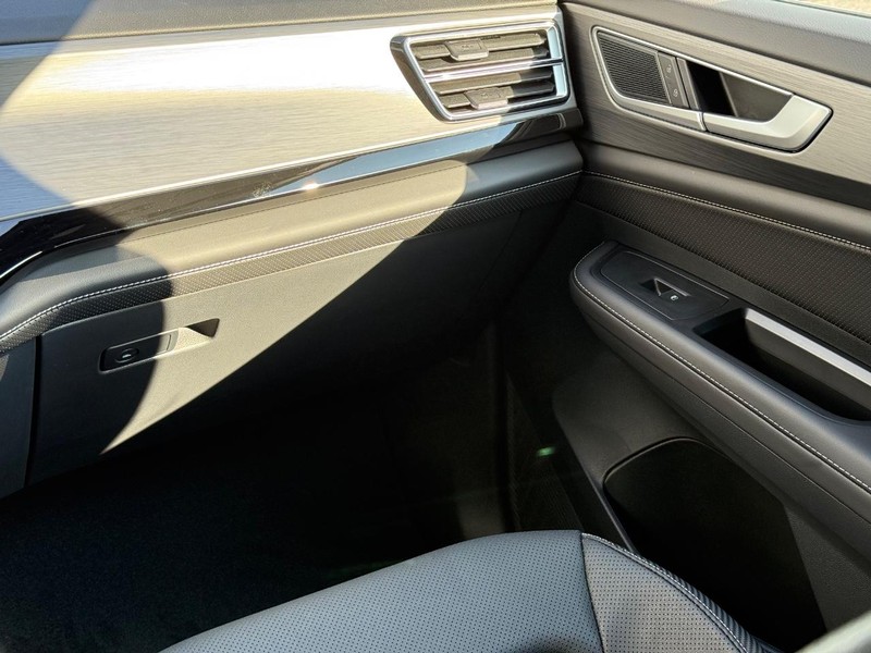 Volkswagen Atlas Cross Sport Vehicle Full-screen Gallery Image 10