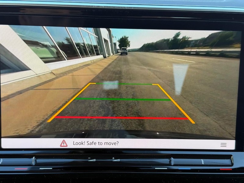 Volkswagen Atlas Cross Sport Vehicle Full-screen Gallery Image 13