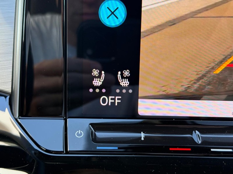 Volkswagen Atlas Cross Sport Vehicle Full-screen Gallery Image 14