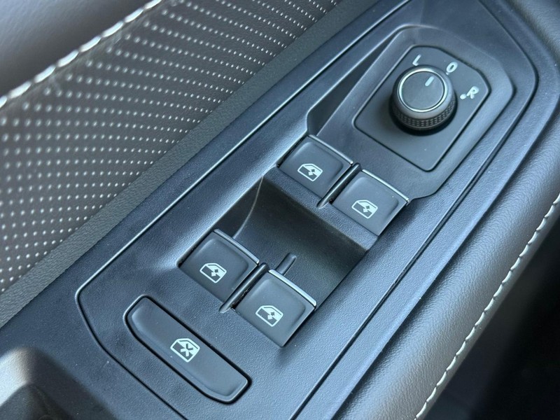 Volkswagen Atlas Cross Sport Vehicle Full-screen Gallery Image 15