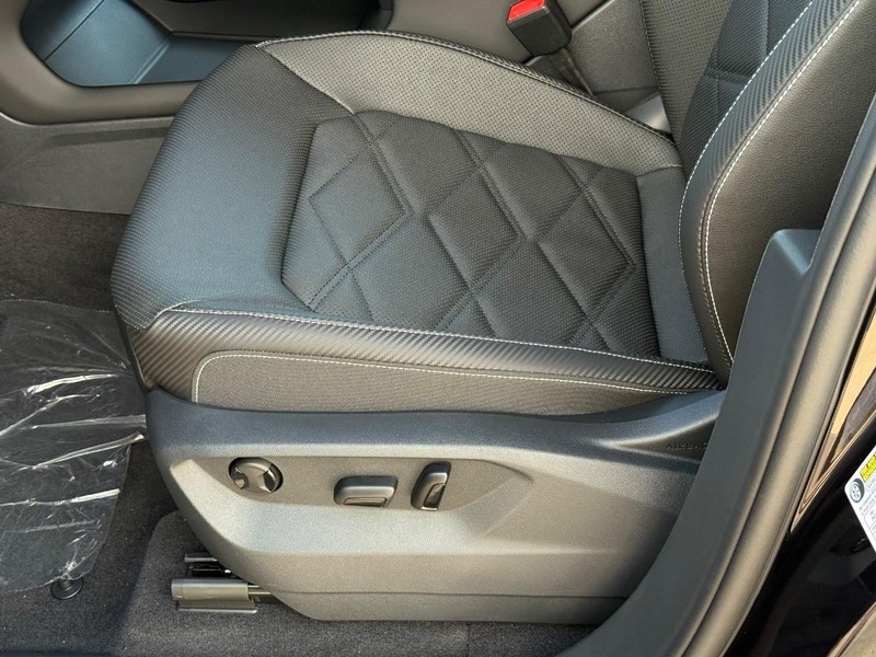 Volkswagen Atlas Cross Sport Vehicle Full-screen Gallery Image 16