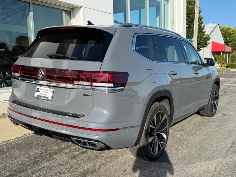 Volkswagen Atlas Vehicle Full-screen Gallery Image 3