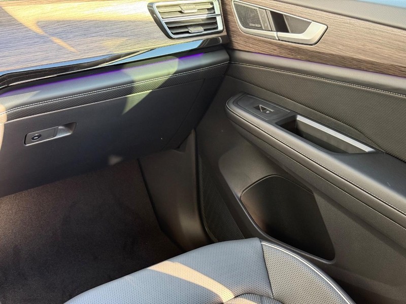 Volkswagen Atlas Vehicle Full-screen Gallery Image 10