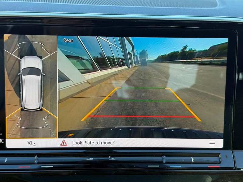 Volkswagen Atlas Vehicle Full-screen Gallery Image 13