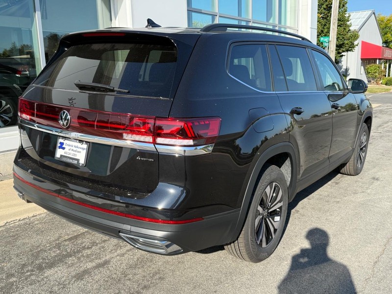 Volkswagen Atlas Vehicle Full-screen Gallery Image 3