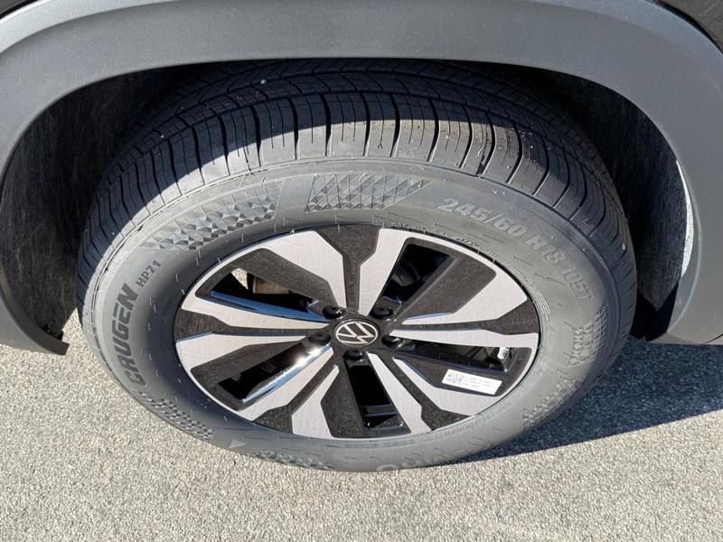 Volkswagen Atlas Vehicle Full-screen Gallery Image 4