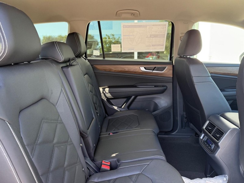 Volkswagen Atlas Vehicle Full-screen Gallery Image 6