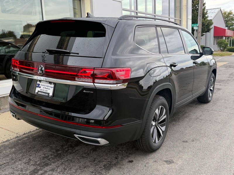 Volkswagen Atlas Vehicle Full-screen Gallery Image 3