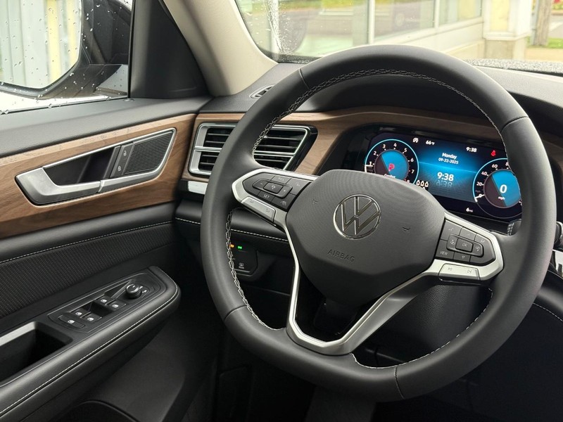 Volkswagen Atlas Vehicle Full-screen Gallery Image 10